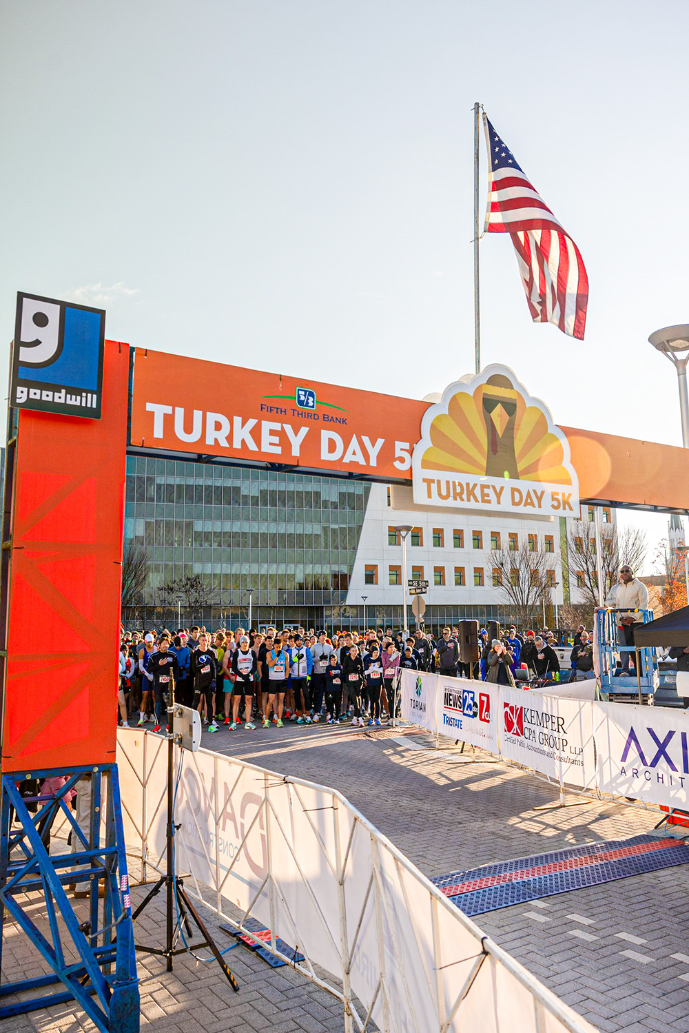 Families gathering before the Turkey Day 5K